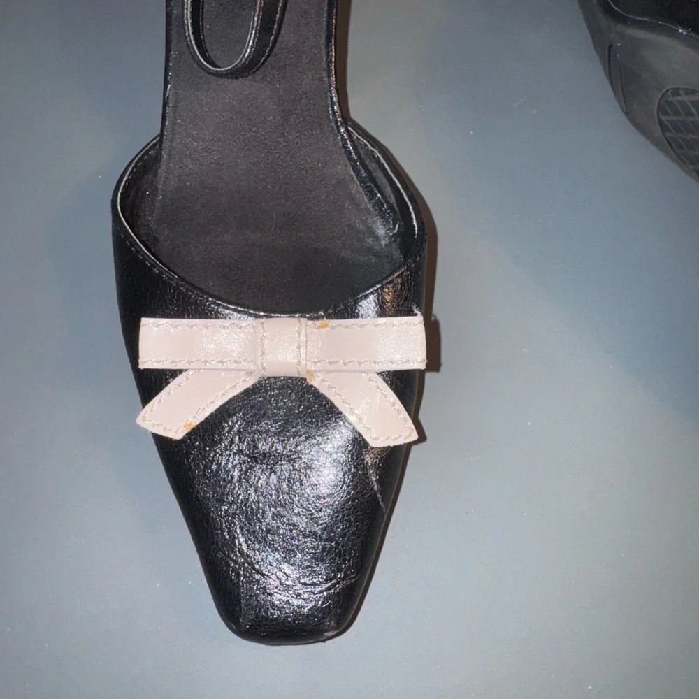 Aerosoles Elegant Black Little Heels with Cream Bow, Size 8 - Picture 7 of 16